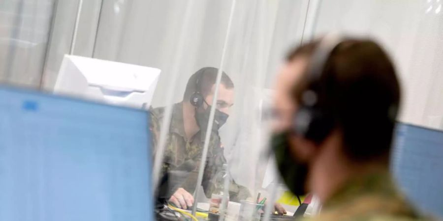 Bundeswehrsoldaten bei der Kontaktnachverfolgung im Gesundheitsamt in Karlsruhe. Foto: Marijan Murat/dpa