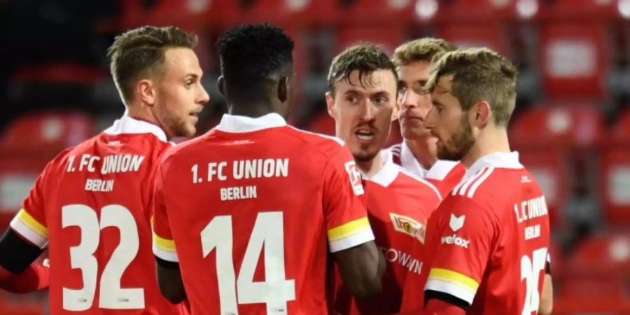 Die Union-Spieler feiern das Traumtor von Max Kruse (M). Foto: Annegret Hilse/Reuters Images Europe/Pool/dpa