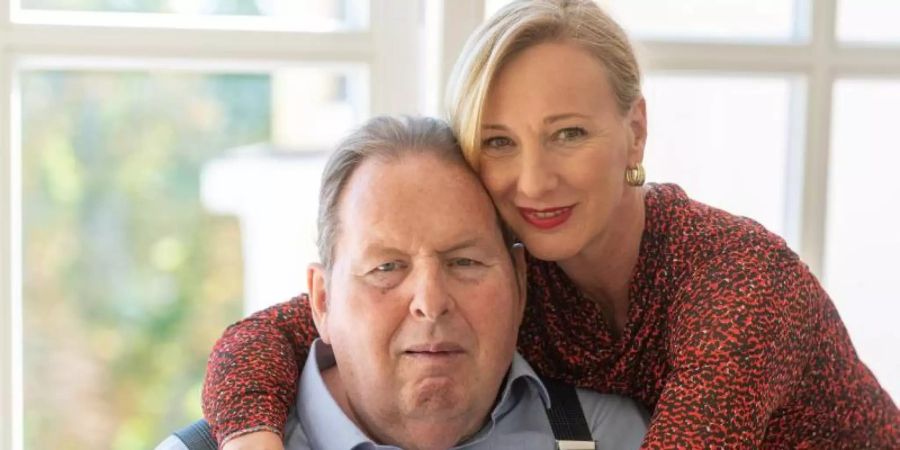 Ottfried Fischer und seine Ehefrau Simone leben in Passau. Foto: Armin Weigel/dpa