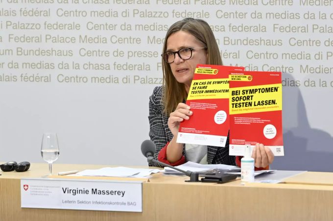 Virginie Masserey, Leiterin Sektion Infektionskontrolle, Bundesamt für Gesundheit BAG, hält Flyer mit der Präventionskampagne gegen das Coronavirus. masserey bag coronavirus kampagne