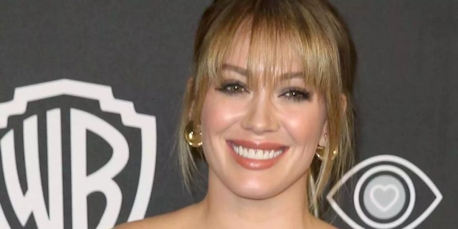 Hilary Duff hat sich nach dem Kontakt mit einem Corona-Fall vorübergehend in Quarantäne begeben. Foto: Matt Sayles/Invision/dpa