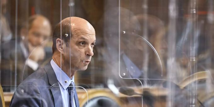 Geschützt hinter Plexiglas-Scheiben hat der Ständerat am Mittwoch das Covid-19-Gesetz besprochen. Im Bild: Der Walliser CVP-Ständerat Beat Rieder. Ständerat