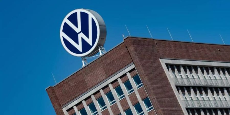 Das Logo von Volkswagen auf dem Dach des Markenhochhauses auf dem Werksgelände. Foto: Swen Pförtner/dpa