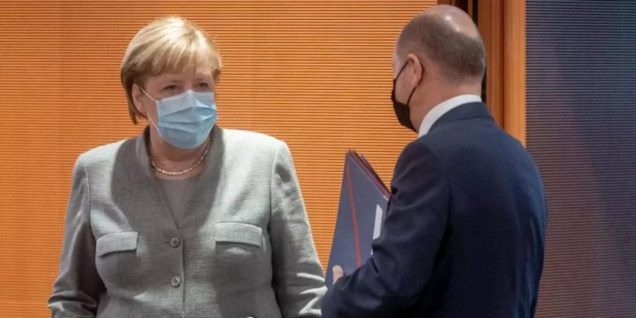 Bundeskanzlerin Angela Merkel (CDU) und Olaf Scholz, Bundesminister der Finanzen (SPD), bei einer Sitzung des Bundeskabinetts im Kanzleramt. Foto: Michael Kappeler/dpa-pool/dpa