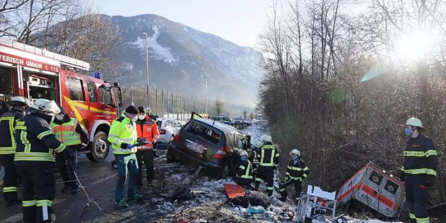 Einsatzkräfte an der Unfallstelle in Bayerisch Gmain. Foto: Markus Leitner/BRK/dpa