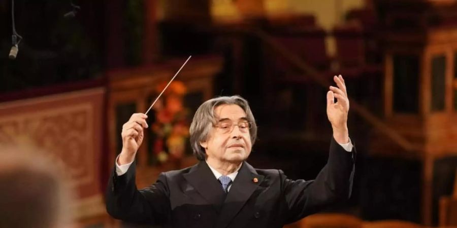 Riccardo Muti dirigierte die Wiener Philharmoniker vor leeren Rängen. Foto: Roman Zach-Kiesling/ORF via APA/dpa