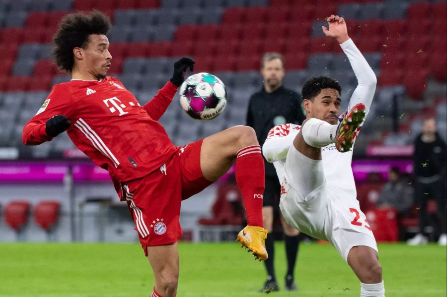 Leroy Sané (l.)von Bayern München im Duell mit Mainz' Phillipp Mwene (r.).
