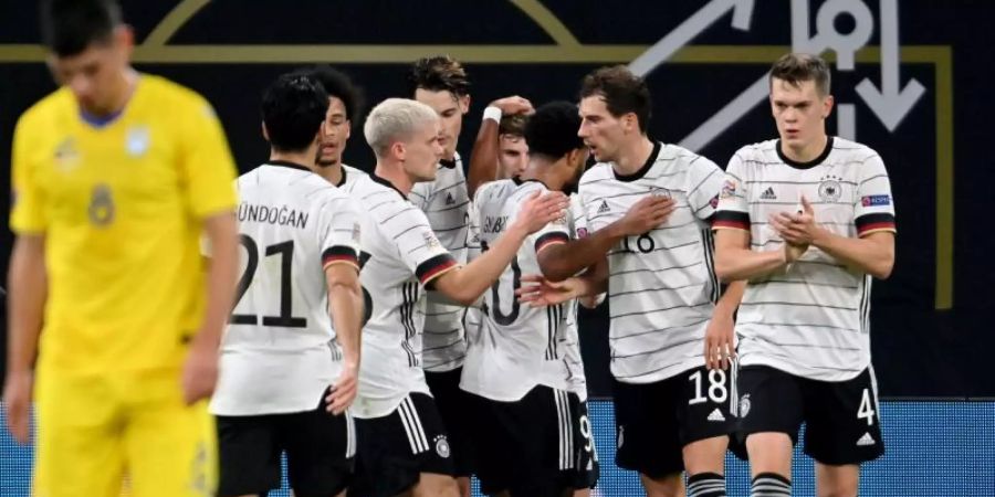 Timo Werner (M) von Deutschland jubelt nach seinem Treffer zum 2:1 mit seinen Teamkollegen. Foto: Robert Michael/dpa-Zentralbild/dpa