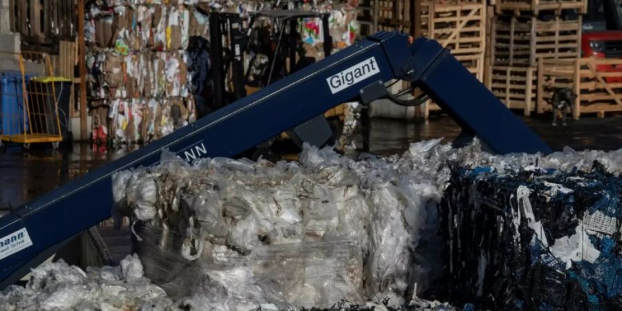 Plastiktüten auf einem Recyclinghof in Berlin