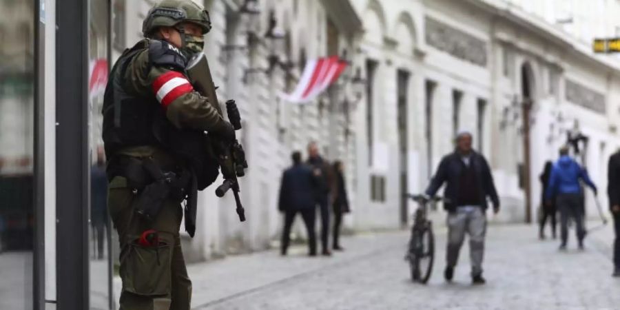 Ein Beamter der österreichischen Militärpolizei steht einige Tage nach dem Anschlag im November am Tatort. Foto: Matthias Schrader/AP/dpa