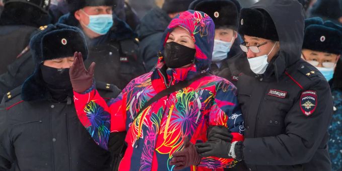 Polizisten verhaften eine Frau während einer Demonstration gegen die Inhaftierung des Oppositionsführers Nawalny in Ulan-Ude, der regionalen Hauptstadt von Burjatien, einer Region nahe der russisch-mongolischen Grenze. Proteste in Russland