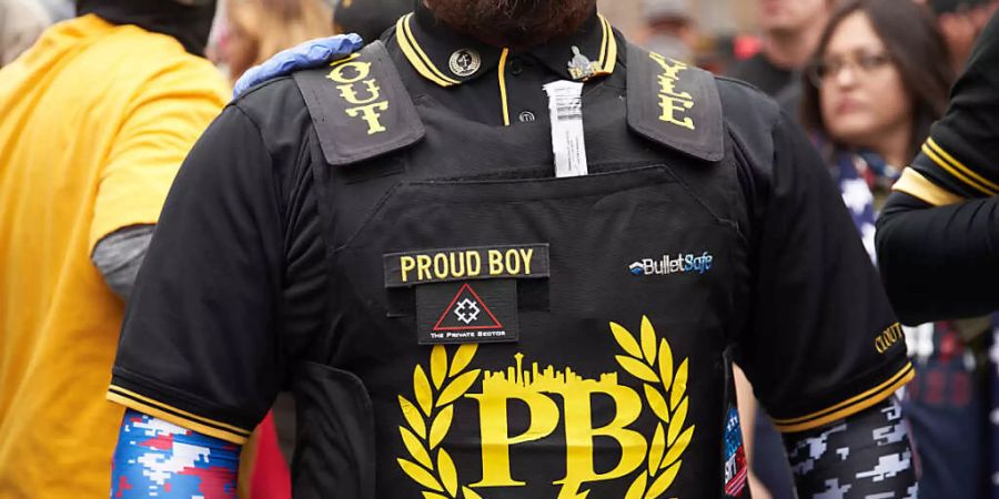 ARCHIV - Zwei Mitglieder der rechtsradikalen Gruppe «Proud Boys» sind im Zusammenhang mit der Erstürmung des US-Kapitols vor einem Bundesgericht in Washington angeklagt worden. Foto: Allison Dinner/ZUMA Wire/dpa