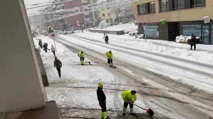 Mitarbeiter der VBZ und der Stadt Zürich befreiten die Strecke vom Schnee. vbz zürich