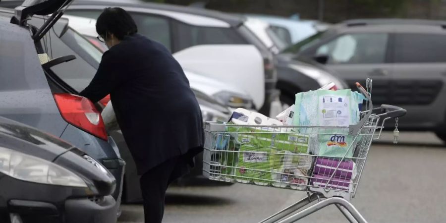 Frau packt Einkäufe ein