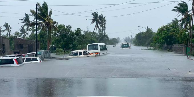 Fahrzeuge stehen auf einer überfluteten Strasse im Wasser. Mit Windgeschwindigkeiten um die 130 Stundenkilometer und schweren Regenfällen hat der tropische Wirbelsturm «Eloise» Afrikas Ostküste erreicht. Wirbelsturm «Eloise» Mosambik