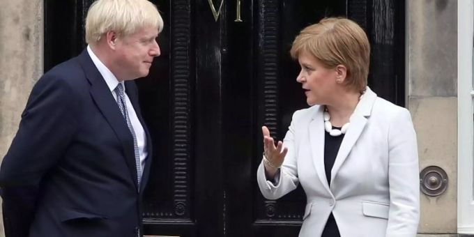 Die schottische Regierungschefin Nicola Sturgeon begrüsst den britischen Premierminister Boris Johnson bei einem früheren Treffen der Beiden. schottland