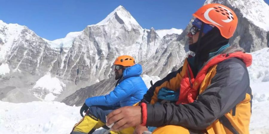 Die meisten Abenteurer versuchen die Todeszone oben auf dem Mount Everest schnell zu verlassen. Aber Khim Lal Gautam musste länger bleiben. Foto: Tshiring Jangbu Sherp/privat/dpa