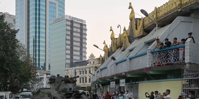 Panzer des myanmarischen Militärs fahren in der Innenstadt von Rangun (Yangon). Foto: Thet Htoo/ZUMA Wire/dpa Panzer des myanmarischen Militärs fahren in der Innenstadt von Rangun (Yangon). Foto: Thet Htoo/ZUMA Wire/dpa