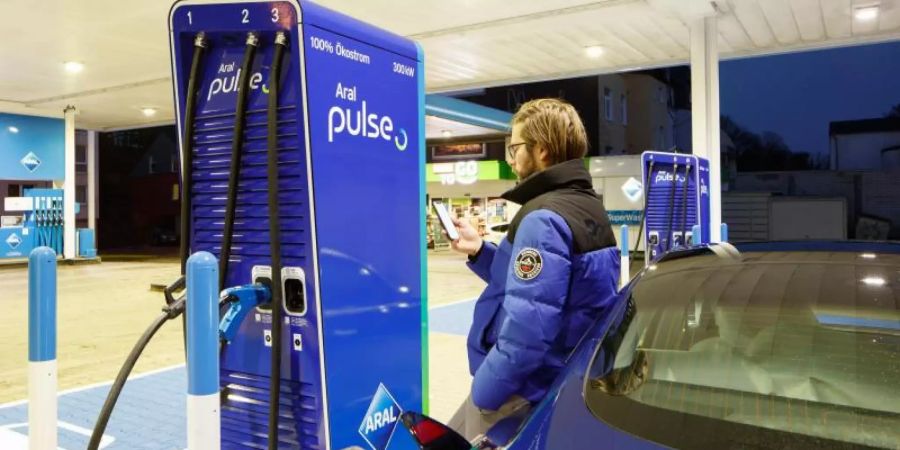 Die neuen Aral Ultraschnellladesäulen mit bis zu 350 Kilowatt Ladeleistung. Foto: Rupert Warren/Aral AG/obs
