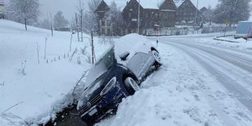 Unfall Schnee Polizei Zug