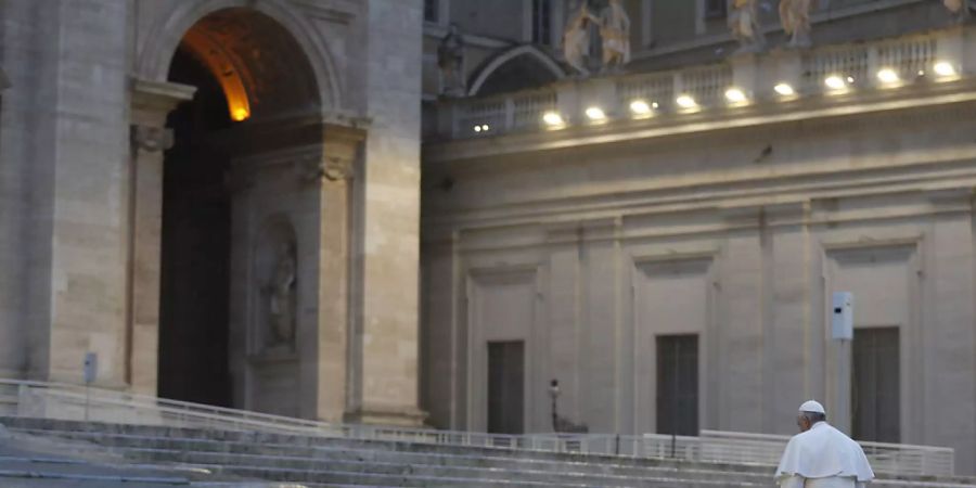 ARCHIV - Ab dem 4. November will Papst Franziskus seine wöchentliche Audienz per Livestream aus der Bibliothek des Apostolischen Palastes übertragen. Foto: Yara Nardi/REUTERS/AP/dpa