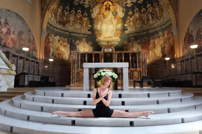 Ein Spagat in der Kirche Tänzerin in der Kirche