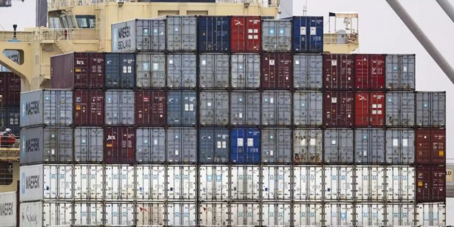 Ein Frachtschiff liegt im Hafen von Southampton. Grossbritannien hatte den EU-Binnenmarkt und die Zollunion zum 1. Januar 2021 verlassen. Foto: Steve Parsons/PA Wire/dpa