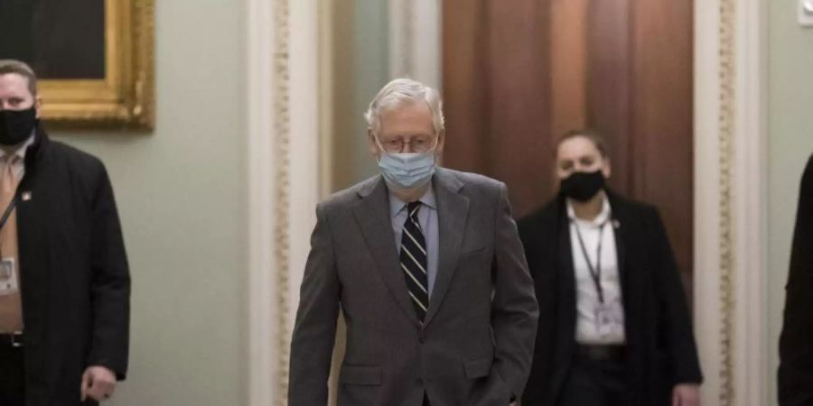 Mitch McConnell, Minderheitsführer der Republikaner im US-Senat, trägt einen Mund-Nasen-Schutz, als er am Capitol Hill ankommt. Foto: J. Scott Applewhite/AP/dpa