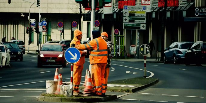 Bauarbeiter auf einer Strasse. (Symbolbild) Strassenbau