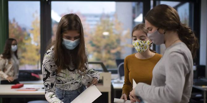 Schüler mit Maske