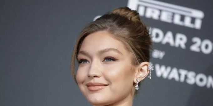 Das Model Gigi Hadid verrät nach Monaten den Namen seiner Tochter. Foto: Luca Bruno/AP/dpa Das Model Gigi Hadid verrät nach Monaten den Namen seiner Tochter. Foto: Luca Bruno/AP/dpa