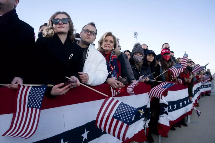 Trump-Fans verabschiedeten sich von ihrem Idol auf dem Militärflughafen Andrews.