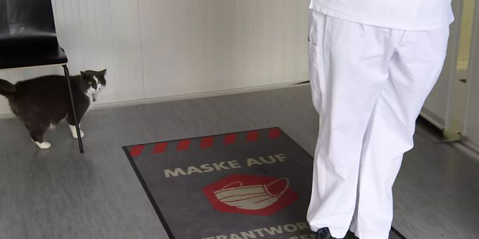 Die Schutzregeln gegen das Coronavirus gelten weiterhin. Hier ein Hinweis in einem Impfzentrum. Archivbild) Die Schutzregeln gegen das Coronavirus gelten weiterhin. Hier ein Hinweis in einem Impfzentrum. Archivbild)