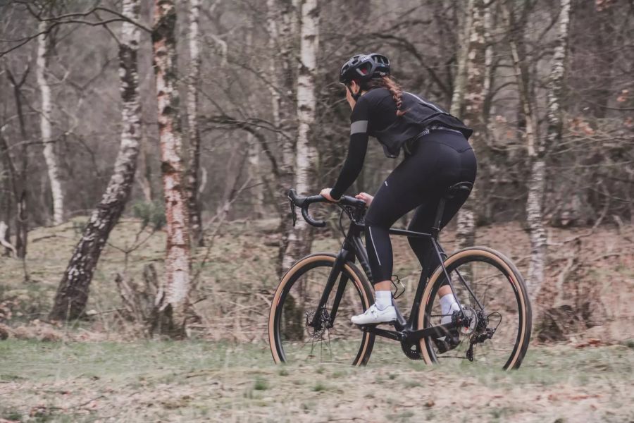 Frau beim Radfahren.