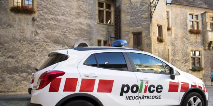 Die Neuenburger Polizei leitete eine Grossfahndung ein. Drei Stunden nach der Tat konnte sie den mutmasslichen Täter festnehmen. (Symbolbild) Die Neuenburger Polizei leitete eine Grossfahndung ein. Drei Stunden nach der Tat konnte sie den mutmasslichen Täter festnehmen. (Symbolbild)