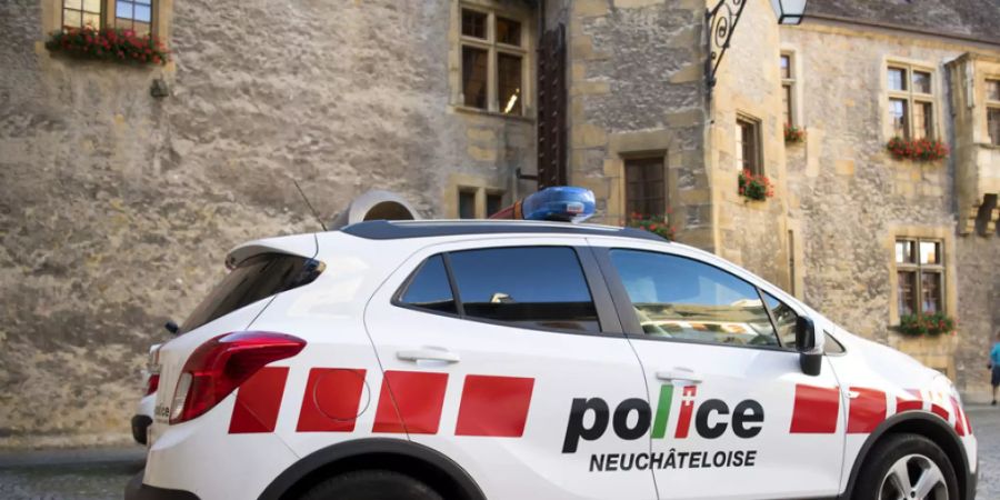 Die Neuenburger Polizei leitete eine Grossfahndung ein. Drei Stunden nach der Tat konnte sie den mutmasslichen Täter festnehmen. (Symbolbild)