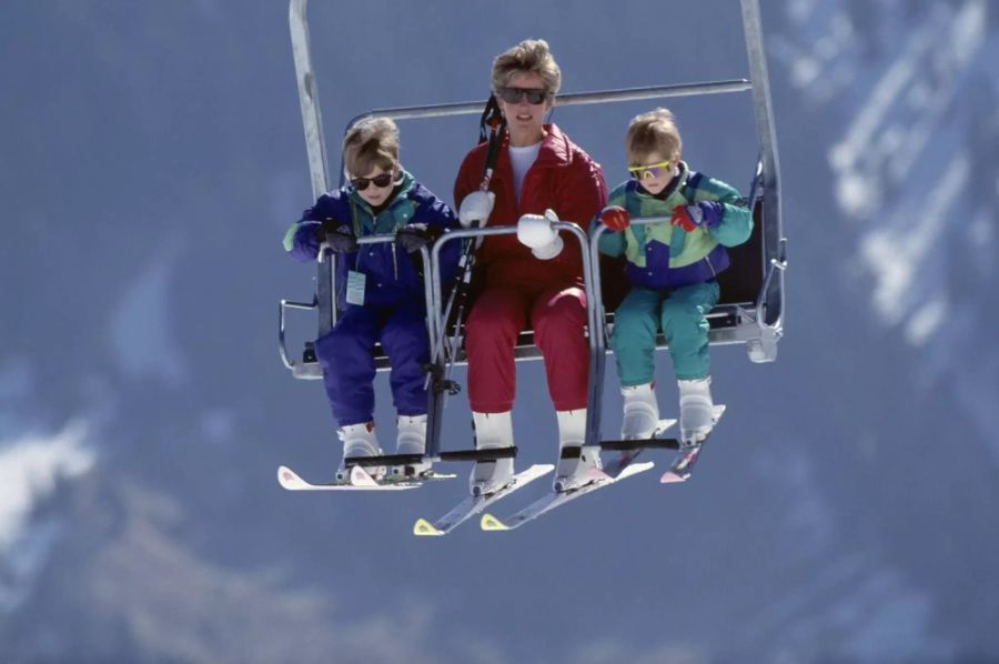 Prinz William (links) und Prinz Harry (rechts) beim Skifahren mit ihrer Mutter Prinzessin Diana 1991.