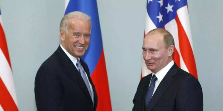 Joe Biden (l) und Wladimir Putin bei einem Treffen im März 2011. Damals war Biden Barack Obamas Vizepräsident. Foto: Alexander Zemlianichenko/AP/dpa