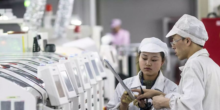 Chinas Industrie hat 2020 trotz der Pandemie höhere Gewinne erzielt. Im Bild: Arbeiter in einer Fabrik im chinesischen Guiyang, in der Smartphones herstellt werden. (Symbolbild)