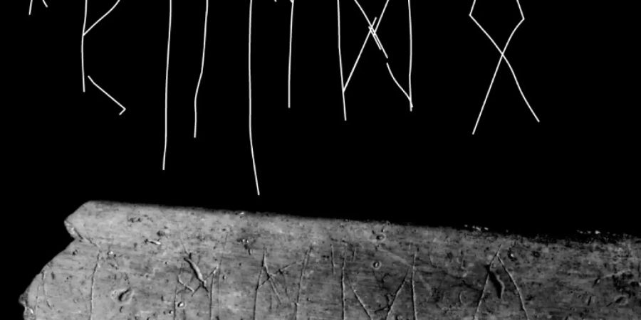 Rinderknochen mit Runen-Schniterzeien