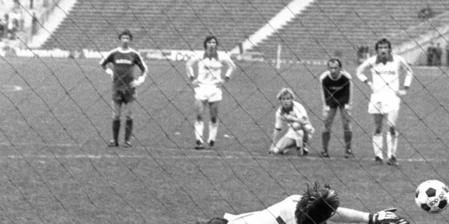 Wusste, wie man Elfmeter hält: Dieter Burdenski (vorn) hier von Franz Beckenbauer (l) beim Spiel Bayern München gegen Bayern München im Jahr 1977. Foto: Hartmut Reeh/dpa