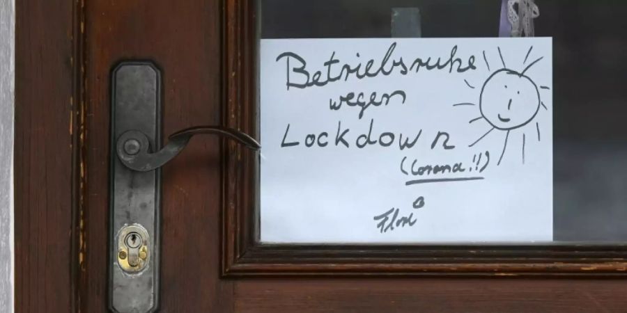 Schild verweist auf Lockdown