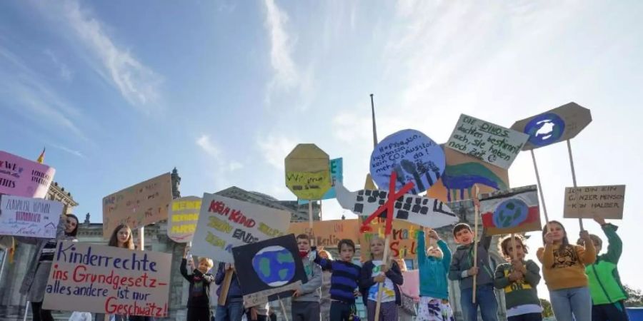 Demonstration am Weltkindertag in Berlin (Archiv). In ihrem Koalitionsvertrag hatten sich Union und SPD für ihre gemeinsame Regierungszeit vorgenommen, die Rechte von Kindern ausdrücklich ins Grundgesetz aufzunehmen. Kinderschutzorganisationen fordern das seit Jahren. Foto: Jörg Carstensen/dpa