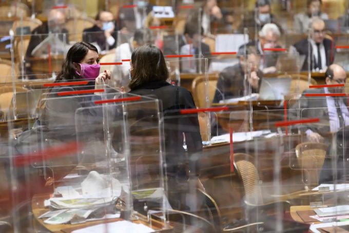 Leonore Porchet, GP-VD, links, spricht mit Sophie Michaud Gigon, GP-VD, rechts, während der Wintersession der Eidgenössischen Räte, am Donnerstag, 10. Dezember 2020 im Nationalrat in Bern. (KEYSTONE/Anthony Anex) Nationalrat Wintersession