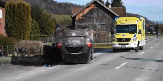 Bei einem Selbstunfall in Rüthi SG überschlug sich das Auto und blieb auf dem Dach stehen. dach unfall rüthi