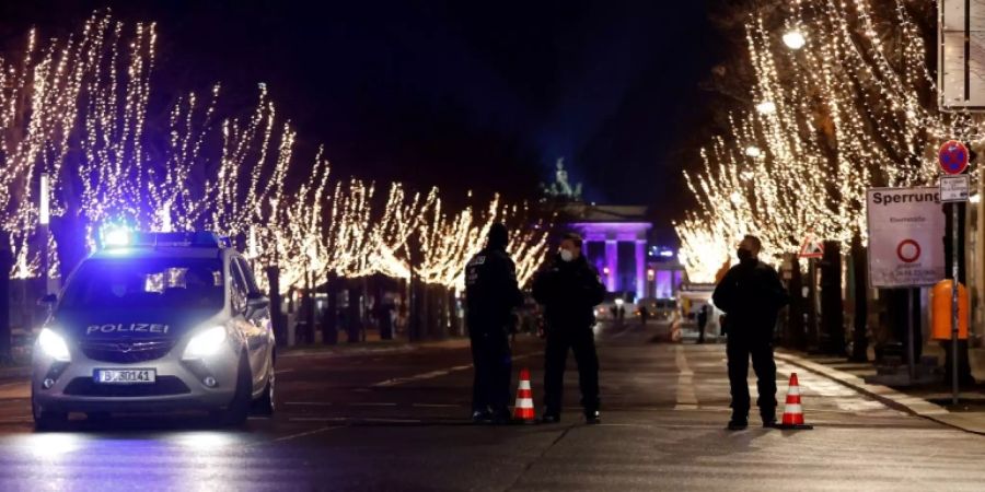 Polizisten nahe des Brandenburger Tors in Berlin