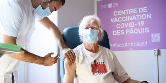 Der Nobelpreisträger Jacques Dubochet wird im Kanton Waadt gegen das Coronavirus geimpft. Heisst das auch, dass er das Virus nicht weitergeben kann? Coronavirus Weitergabe Impfung Infektiosität