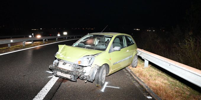 A15 bei Benken SG - Autofahrer (18) prallt mehrfach gegen Leitplanke
