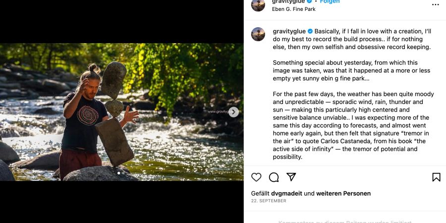 Instagram Screenshot von Mann im Fluss, der kunstvoll Steine aufeinander schichtet.