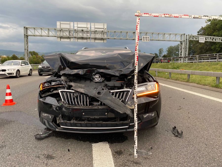 Ein Beifahrer wurde bei der Kollision verletzt.